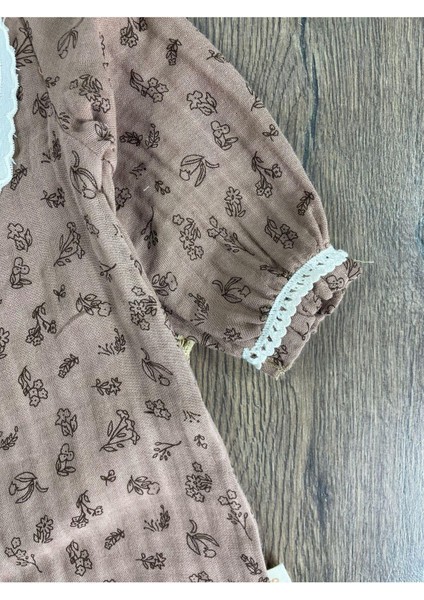 Müslin Kumaş Yaka Güpürlü Önden Düğmeli Alttan Çıtçıtlı Çiçek Desen Kız Bebek Tulum