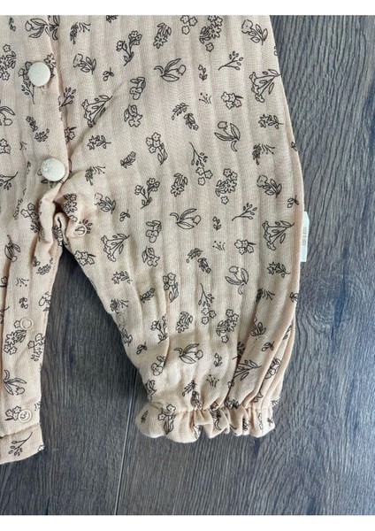 Müslin Kumaş Yaka Güpürlü Önden Düğmeli Alttan Çıtçıtlı Çiçek Desen Kız Bebek Tulum
