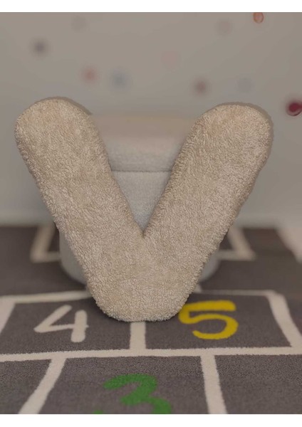 Pufftable Peluş V Harf Yastık, Dekoratif Kırlent, Kuzu Teddy Kumaş, Büyük Boy , Tüm Harfler ,boncuk Elyaf Dolgu