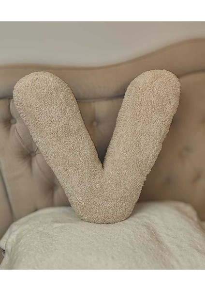 Pufftable Peluş V Harf Yastık, Dekoratif Kırlent, Kuzu Teddy Kumaş, Büyük Boy , Tüm Harfler ,boncuk Elyaf Dolgu modelleri