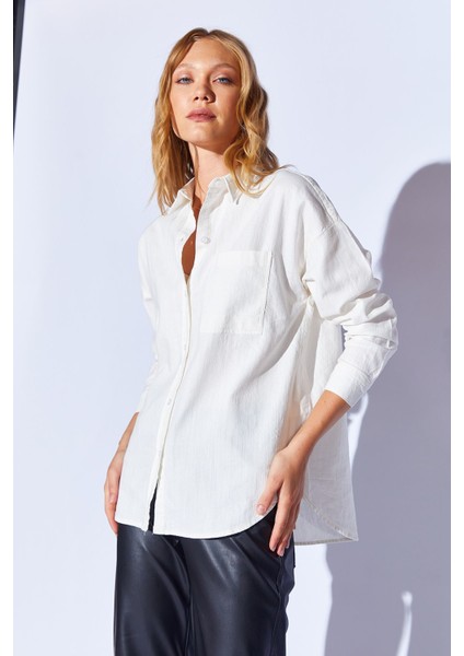 Beyaz Oversize Tek Cepli Gabardin Rahat Kesim Soft Dokulu Pamuk Kadın Gömlek | MKW168174-01