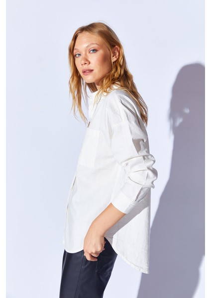 Beyaz Oversize Tek Cepli Gabardin Rahat Kesim Soft Dokulu Pamuk Kadın Gömlek | MKW168174-01
