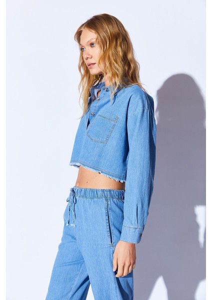Mavi Crop Soft Dokulu Denim Yıpratma Detaylı Kadın Jean Gömlek | MKS169600-01