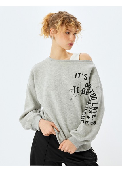 Omzu Açık Kayık Yaka Baskılı Oversize Sweatshirt