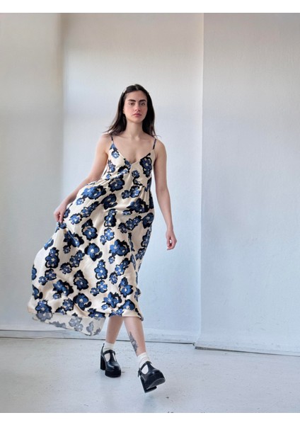 Tasarım June Saten Yüzeyli Askılı Yırtmaçlı Elbise Kadın Krem