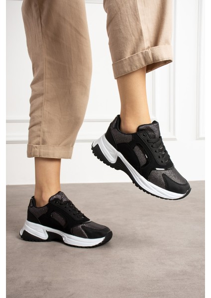 Siyah ve Beyaz Rahat Kalıp Kadın Sneaker fiyatları