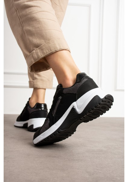 Siyah ve Beyaz Rahat Kalıp Kadın Sneaker modelleri