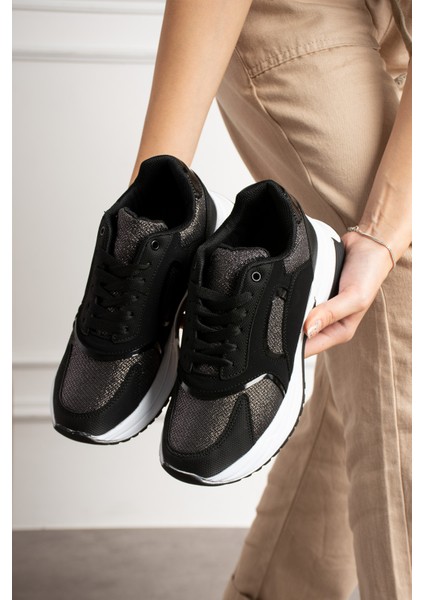 Siyah ve Beyaz Rahat Kalıp Kadın Sneaker fırsatları