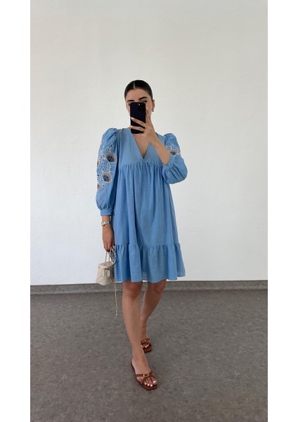 Kol Nakışlı Mavi Keten Elbise