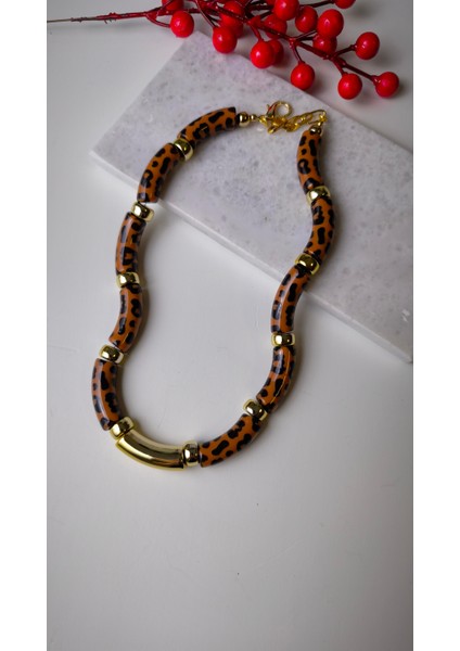Leopar Desenli Gold Detaylı Kemik Kolye