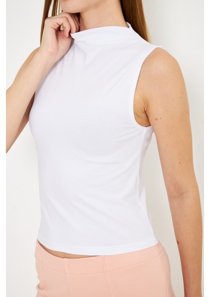Kadın Yüksek Yaka Kolsuz Tişört Beyaz modelleri