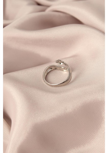 Ayarlamalı Gümüş Renk Metal Sarılan Eller Model Kadın Yüzük fiyatları