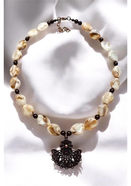 Bakır Renk Çiçek Detaylı Akrilik Kolye