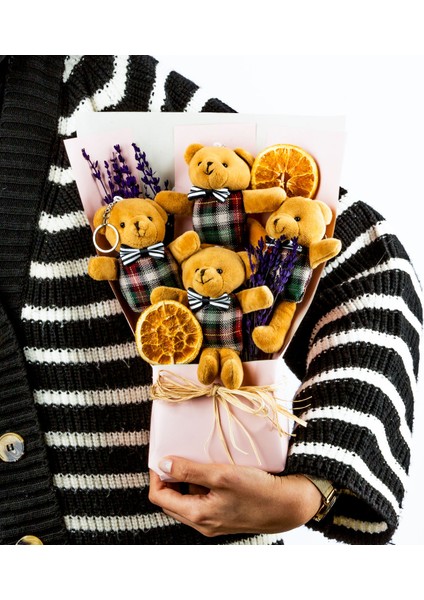 ATÖLYE247 Pembe Ekose Kıyafetli Ayıcık Buketi