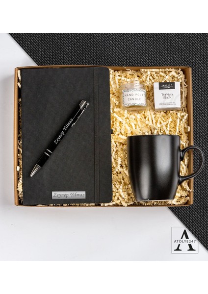 Kişiye Özel Defterli Hediye Seti- Siyah Çizgili Defter- Siyah Tükenmez Kalem- Siyah Kupa- Teashop Müslin Çay- Mum