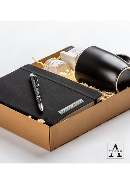 Kişiye Özel Defterli Hediye Seti- Siyah Çizgili Defter- Siyah Tükenmez Kalem- Siyah Kupa- Teashop Müslin Çay- Mum fiyatları