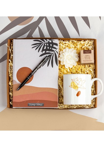 Kişiye Özel Tasarım Defter ve Tükenmez Kalem - Özel Tasarım Baskılı Kupa - Lotus Mum - Müslin Çay Hediye Seti