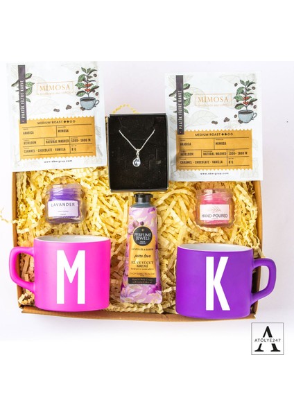Kişiye Özel Hediye Seti- Mor Çay-Kahve Fincanı - Pembe Çay-Kahve Fincanı - Damla Kolye - Cam Mini Mor Mum - Cam Mini Pembe Mum - 2 Adet Mimosa Pratik Filtre Kahve - 1 Adet Eyüp Sabri Tuncer El Kremi fiyatları