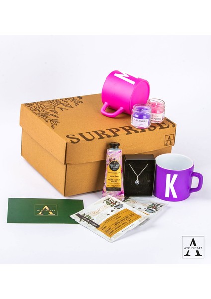 Kişiye Özel Hediye Seti- Mor Çay-Kahve Fincanı - Pembe Çay-Kahve Fincanı - Damla Kolye - Cam Mini Mor Mum - Cam Mini Pembe Mum - 2 Adet Mimosa Pratik Filtre Kahve - 1 Adet Eyüp Sabri Tuncer El Kremi modelleri