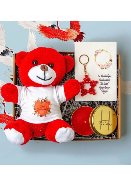 Kişiye Özel Hediye Seti- Kırmızı Seni Seviyorum Peluş Ayıcık - Kırmızı Yıldız Anahtarlık - Metal Mum