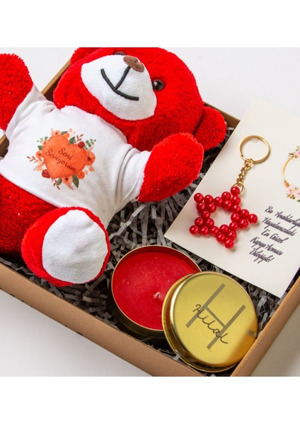 Kişiye Özel Hediye Seti- Kırmızı Seni Seviyorum Peluş Ayıcık - Kırmızı Yıldız Anahtarlık - Metal Mum fiyatları