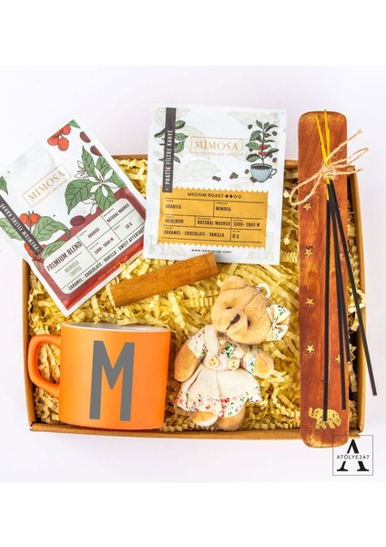 Kişiye Özel Hediye Seti-Ayıcık Anahtarlık - Ahşap Tütsülük - 4 Adet Tütsü - Turuncu Çay-Kahve Fincanı - Tek Içimlik Mimosa Premium Filtre Kahve - Tek Içimlik Mimosa Pratik Filtre Kahve - Tarçın Çubuğu fiyatları