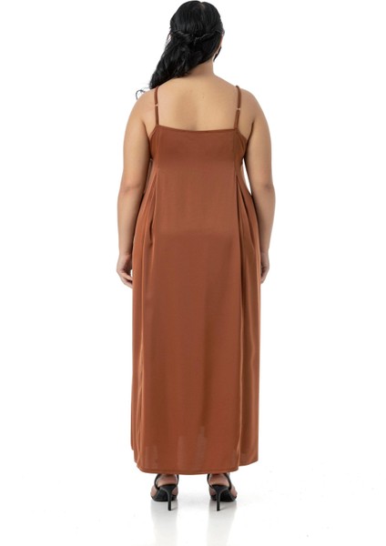 Büyük Beden Ayarlanabilir Ince Askılı Derin Plikaşe Detaylı Yırtmaçlı Saten Uzun Tarçın Elbise modelleri