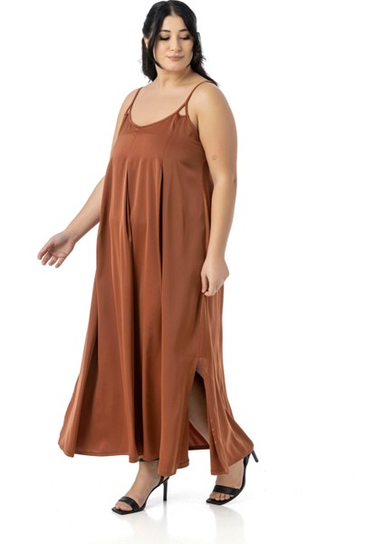 Büyük Beden Ayarlanabilir Ince Askılı Derin Plikaşe Detaylı Yırtmaçlı Saten Uzun Tarçın Elbise indirimleri