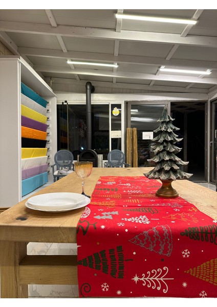 Kırmızı Çam Ağaçları Baskılı Panama Keteni Runner