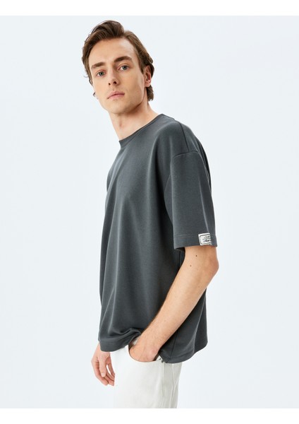 Kısa Kollu Etiket Detaylı Pamuk Karışımlı Bisiklet Yaka Oversize Tişört