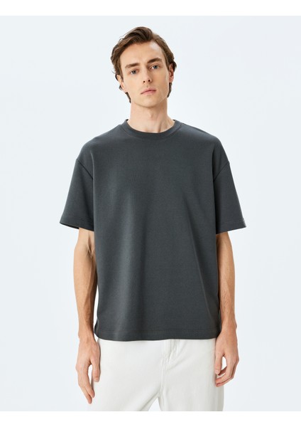 Kısa Kollu Etiket Detaylı Pamuk Karışımlı Bisiklet Yaka Oversize Tişört modelleri