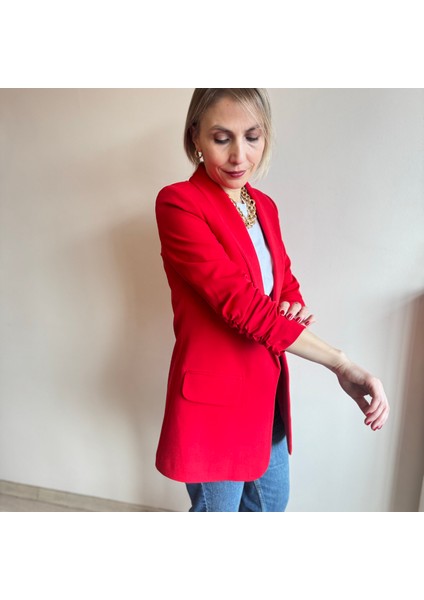 Kırmızı Kolu Büzgülü Ceket