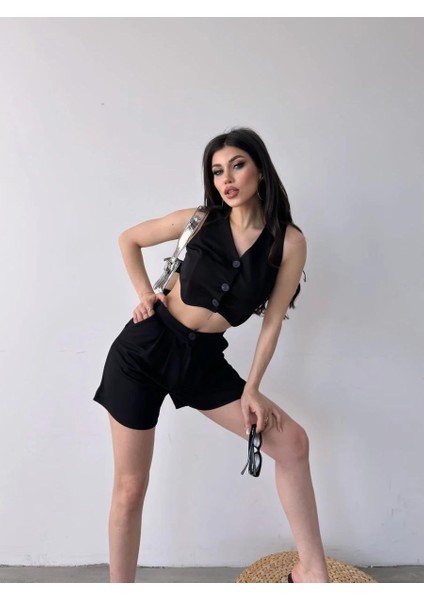 Önü Düğmeli Crop Yelek ve Şort Ikili Takım