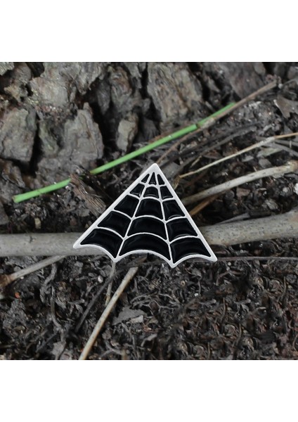 Üçgen Örümcek Ağ Metal Broş Siyah Spider-Man Örümcek Ağı Yaratıcı Kişilik Broş Izgara Pim Punk Email Broş Arkadaşlar Hediyeler (Yurt Dışından) fırsatları
