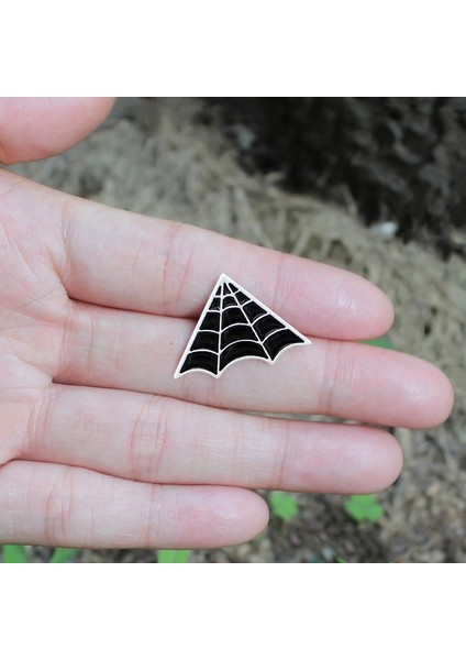 Üçgen Örümcek Ağ Metal Broş Siyah Spider-Man Örümcek Ağı Yaratıcı Kişilik Broş Izgara Pim Punk Email Broş Arkadaşlar Hediyeler (Yurt Dışından) indirimleri