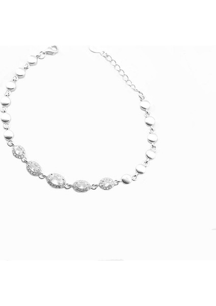 Etrafı Pırıltılı Taşlarla Süslenmiş 925 Ayar Gümüş Kadın Bileklik