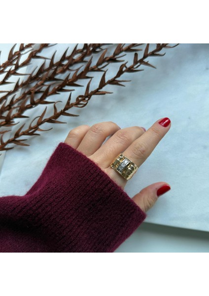 Büyük Ortası Taşlı Yüzük