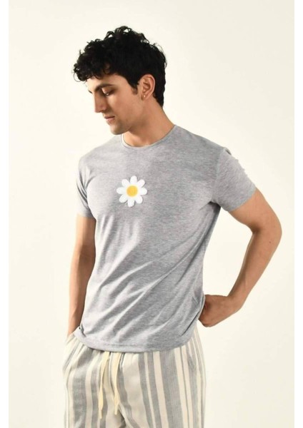 Papatya Nakış Detaylı Bisiklet Yaka T Shirt fırsatları