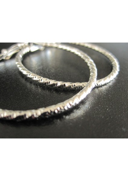 Parlak ve Şık: Parıltılı Gümüş Rengi Halka Küpe indirimleri