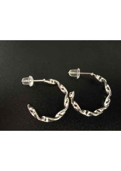 Modern ve Şık: Bükümlü Gümüş Rengi Halka Küpe