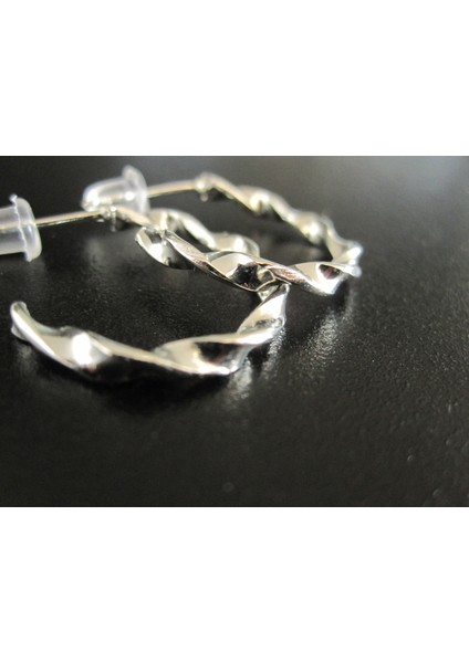 Modern ve Şık: Bükümlü Gümüş Rengi Halka Küpe fiyatları