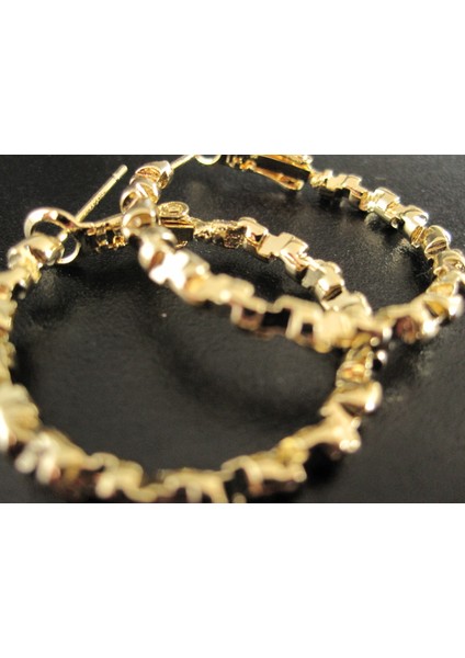 Altın Rengi Şıklık: Zincir Desenli Halka Küpe