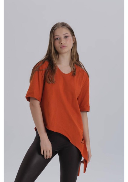 Kadın Eiffel Baskı Detay Asimetrik Kesim T-Shirt
