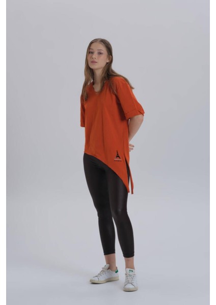 Kadın Eiffel Baskı Detay Asimetrik Kesim T-Shirt