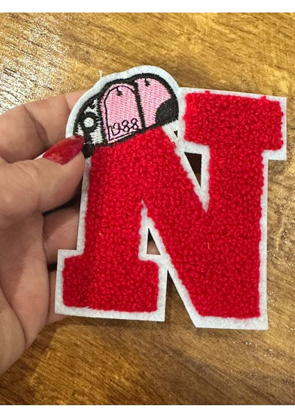 Kırmızı Punch Dokuma N Harfi Arma Dikiş Aplike 9x8 cm