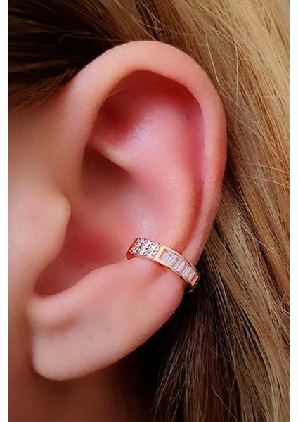 Baget taş detaylı gümüş sıkıştırmalı kıkırdak küpesi