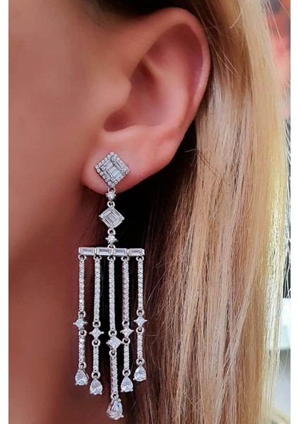 Pırlanta ışıltısında lüks zirkon taşlı gümüş tasarım küpe