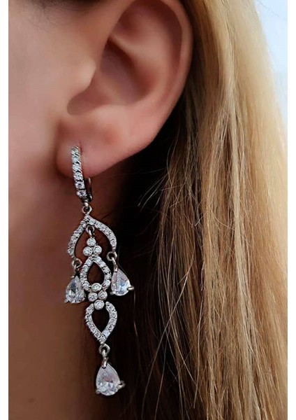 Pırlanta ışıltısında zirkon taşlı gümüş lüks küpe