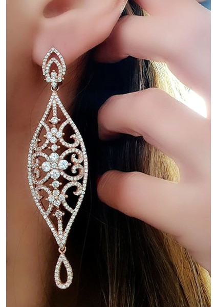 Pırlanta ışıltısında lüks zirkon taşlı gümüş küpe