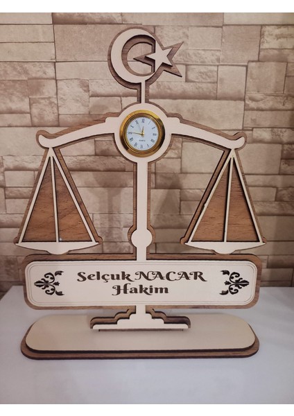Kişiye Özel Saatli Ahşap Adalet Terazisi Masa Isimliği